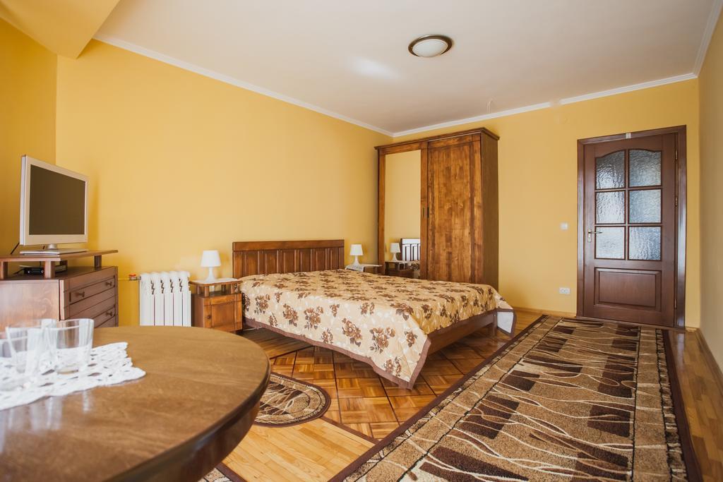 Saxony Dim Apartment Чернивци Екстериор снимка