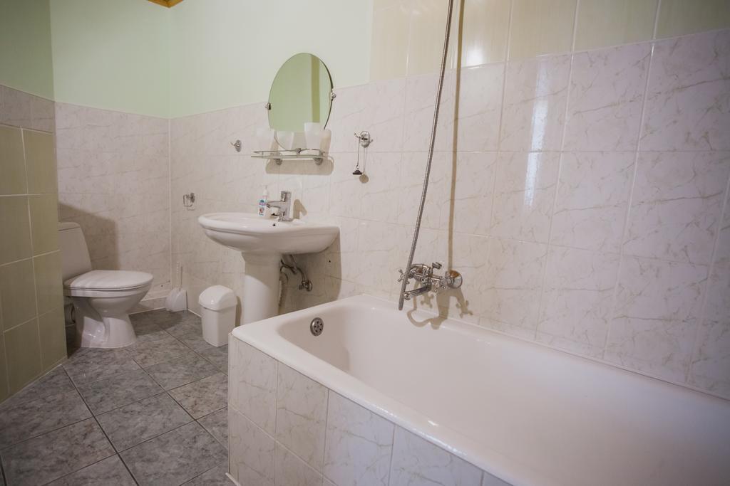 Saxony Dim Apartment Чернивци Екстериор снимка