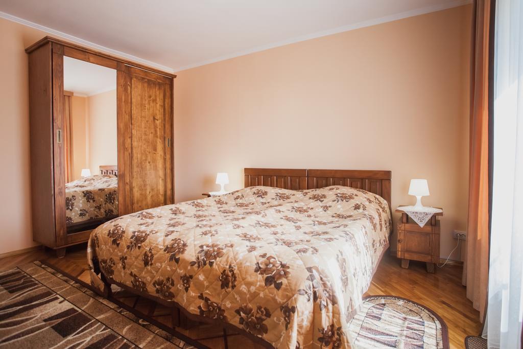 Saxony Dim Apartment Чернивци Екстериор снимка