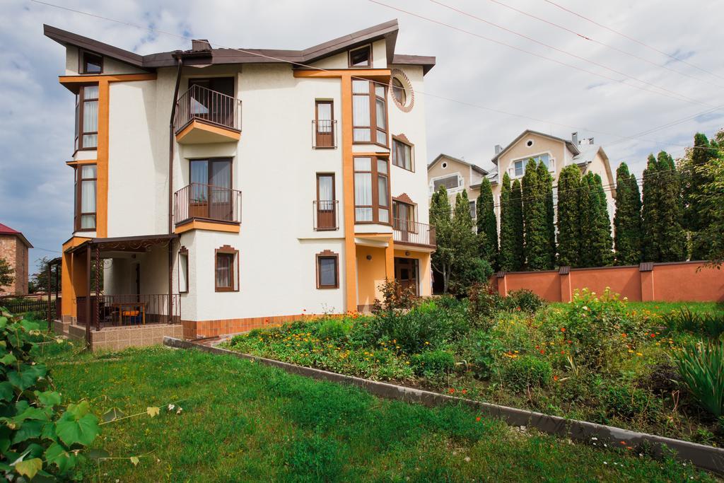 Saxony Dim Apartment Чернивци Екстериор снимка