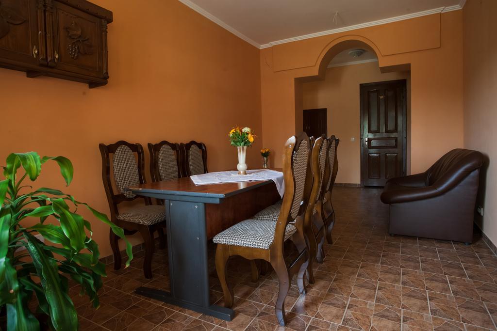 Saxony Dim Apartment Чернивци Екстериор снимка