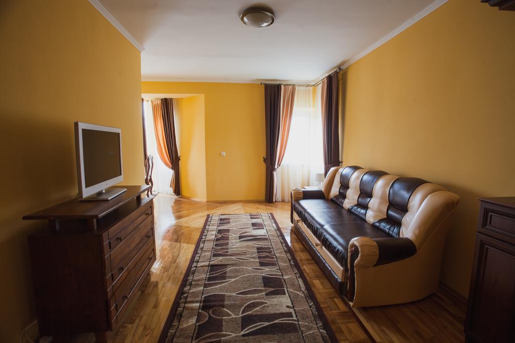 Saxony Dim Apartment Чернивци Екстериор снимка